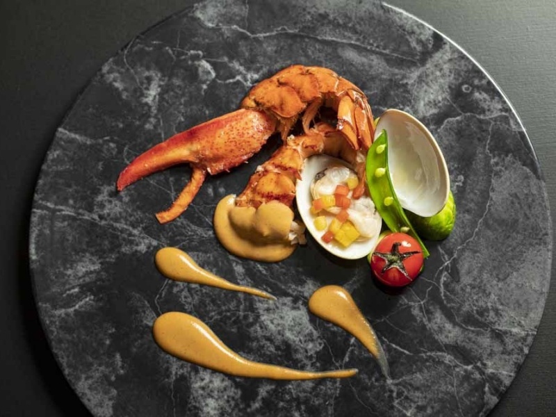 フレンチのフルコース
シェフとのお打ち合わせの中でご希望にそったお料理をご提案。
お箸もつけたセッティングであらゆる年齢層のゲストに配慮いたします。
より美味しくより楽しくお料理でおもてなしを。