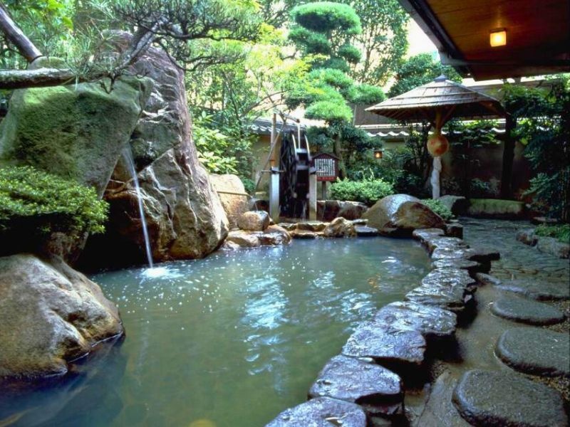 1300年の古都・奈良の空気に染まる庭園露天風呂。
時間とともに表情を変える露天風呂で悠久な時の流れを感じてみてください。