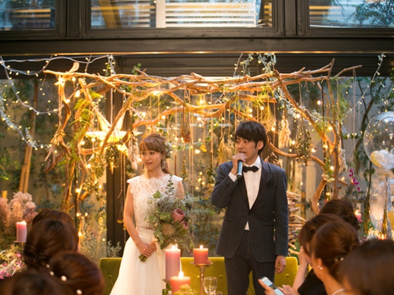 ハーブテラスをバックに会場は木の質感やグリーンを基調としたナチュラルな空間です！