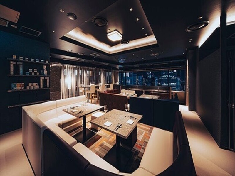 広々としたソファ席。気の合う仲間とゆったり過ごせる開放的なスペース。