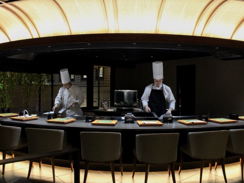 鉄板焼きレストラン「寛 - KUTSUROGI」
鹿児島県産の黒毛和牛をご堪能いただける他、前菜には清水港直送の天然本鮪のお造りから、地元の食材を使った野菜、炊き立てのコシヒカリ、鉄板チョコバッキーのデザートまでお楽しみいただけます。