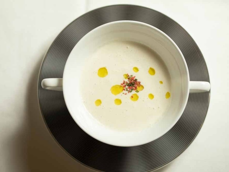 フレンチのフルコース
シェフとのお打ち合わせの中でご希望にそったお料理をご提案。
お箸もつけたセッティングであらゆる年齢層のゲストに配慮いたします。
より美味しくより楽しくお料理でおもてなしを。