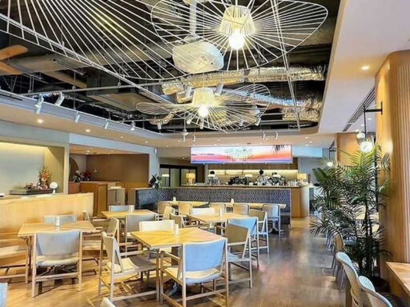 開放的な店内はトロピカルな天井装飾とナチュラルなリゾート空間。大型スクリーン、プロジェクター・音響設備なども完備しているので、盛り上がること間違いなしです。