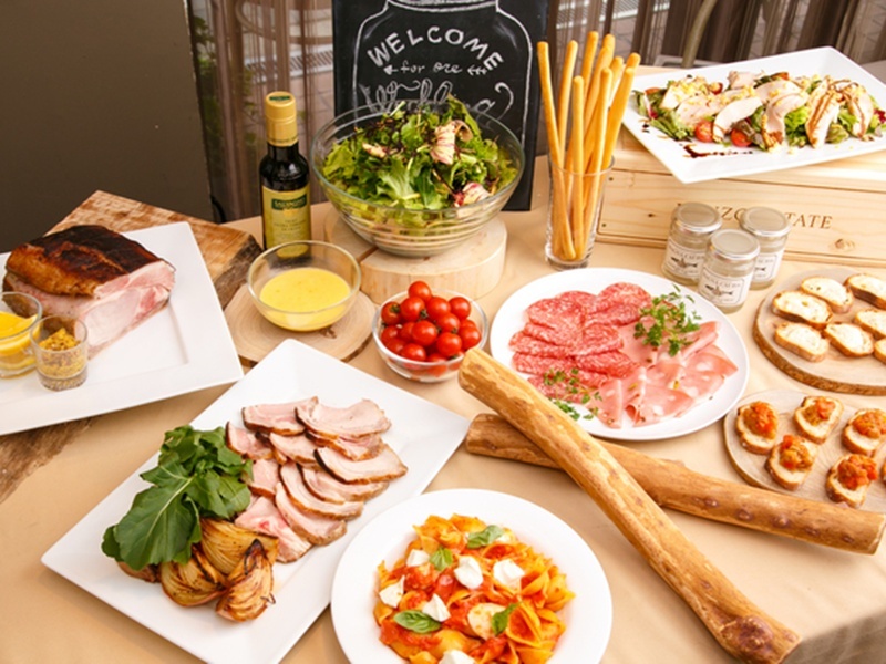 【料理一例】
関西各地の契約農家さんから届く新鮮な野菜・フルーツが魅力のファームカフェ