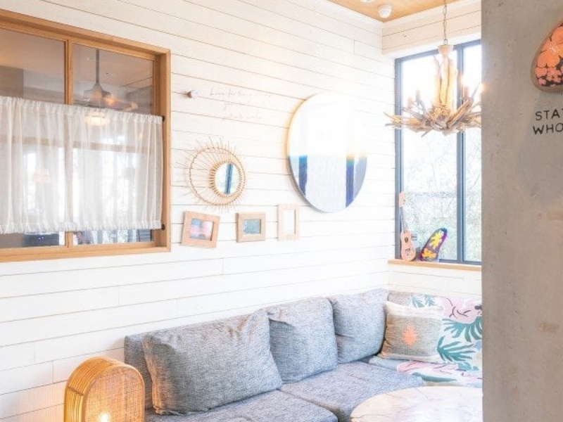 【個室】
ウッディな調度品やデザイナーズ照明などが作り上げる空間は、SNS映えもバッチリ