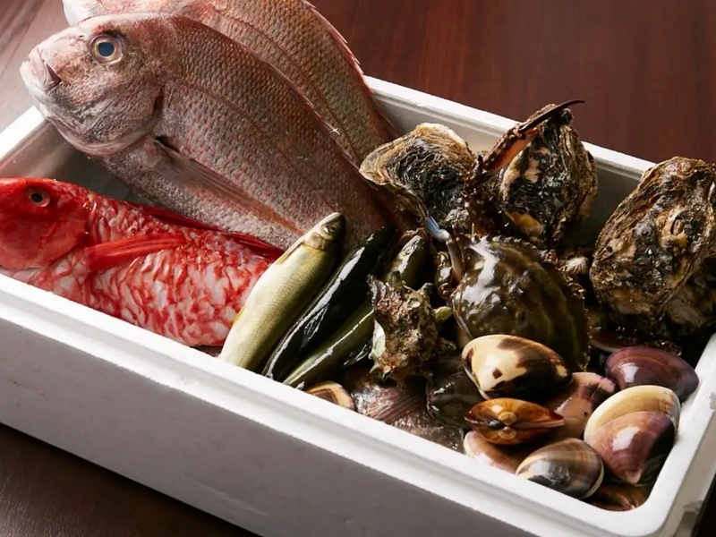 毎日銚子港から届く鮮魚は、季節によって鮎やイトヨリダイ、牡蠣、ハマグリ、毛ガニなど、旬の素材がズラリ。日替わりの黒板メニューには、これら海の幸を使った季節感溢れる料理が登場します。VIVACE自慢の旬の素材×確かな技術が織りなす逸品をお楽しみください