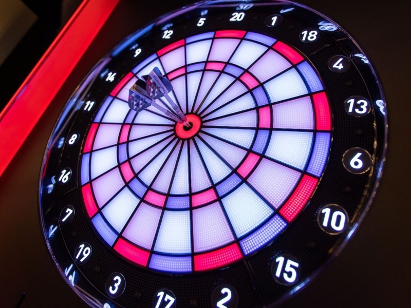 「ダーツ」
投げ放題プランあります！最新機種「DARTSLIVE」完備。