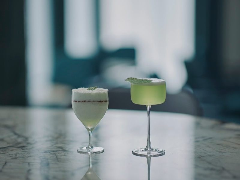 オリジナルカクテルや豊富なバーフードを用意