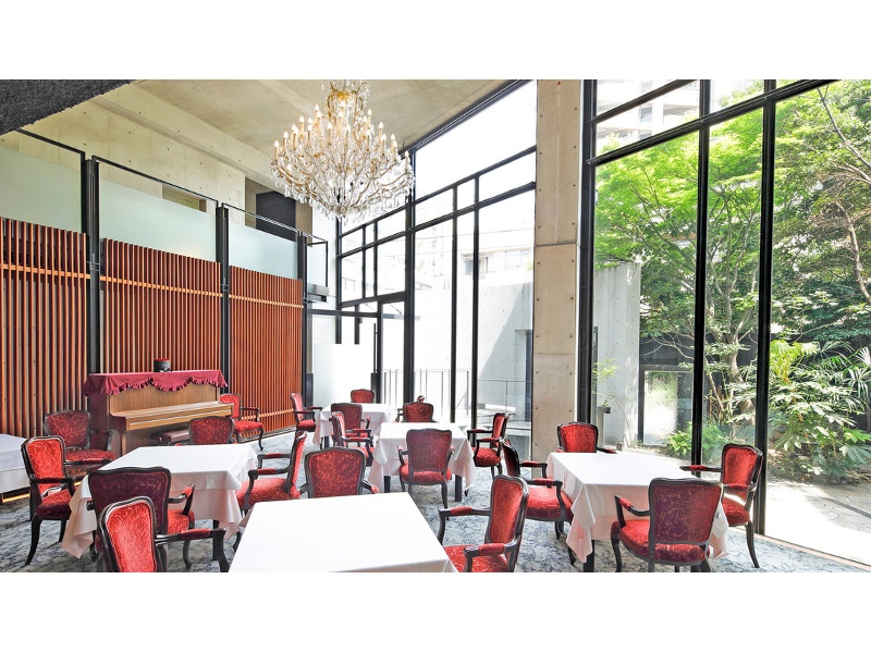 シャンデリアが高級感漂う天井の高いメインフロア