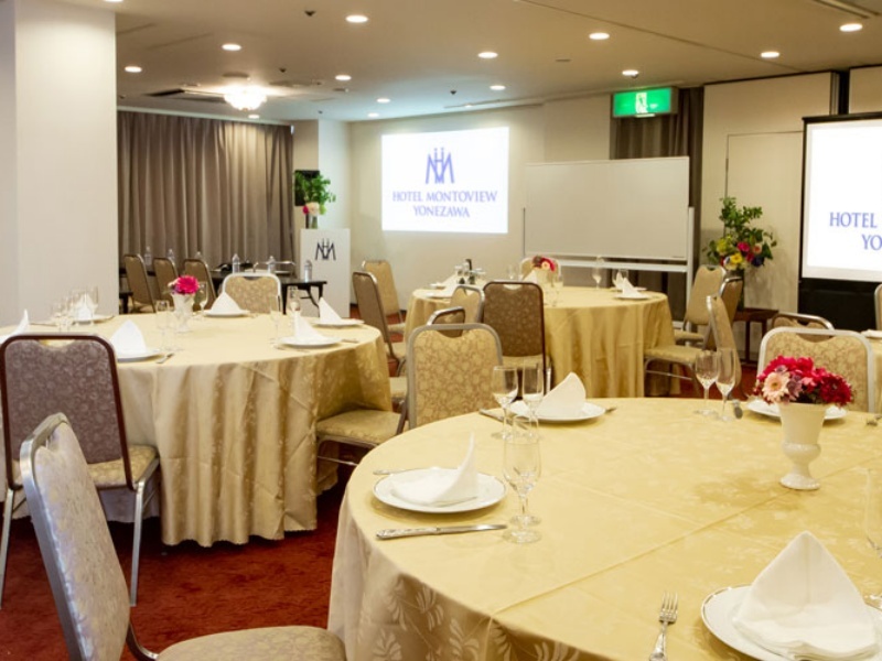 9F 宴会場 『飯豊』・『斜平』
少人数から中規模まで対応する多目的宴会・会議会場です。
収容人数：立食50名／着席70名（シアター形式75名・スクール形式50名）
