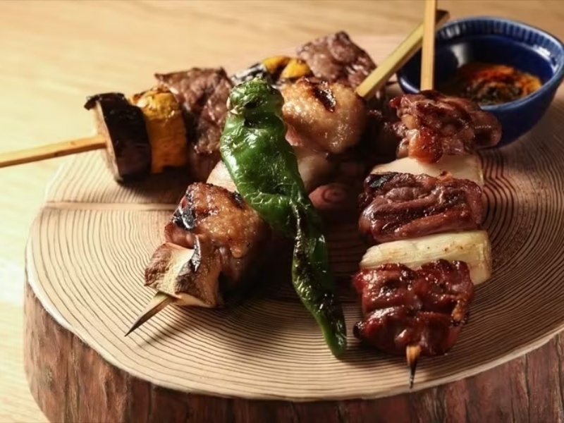 【お料理(例)】
厳選肉の溶岩グリル<LAVAROCK>
当店のイチオシメニューは溶岩石(LAVAROCK)で仕上げたジューシーなグリル料理をご堪能ください。