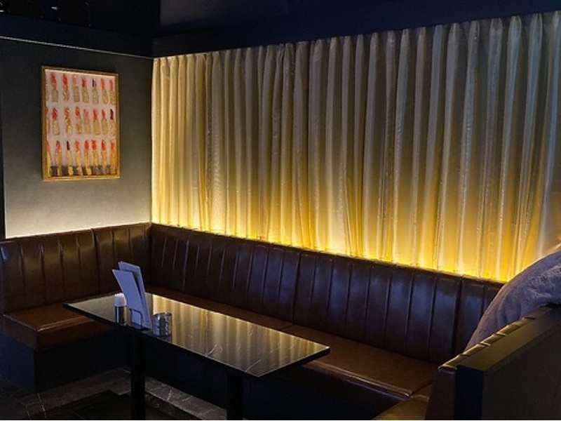 個室だけでなくフロアにもソファー席もあり！