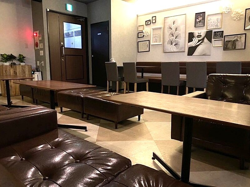 【会場】
壁一面にアートが施されたアーティスティックな空間が広がります。