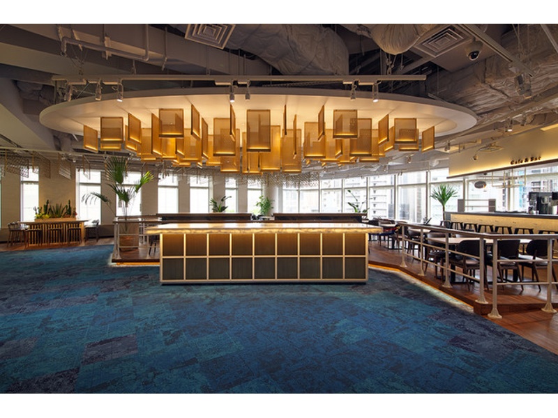 立食250名収容可能な開放的な空間。立食スタイルの二次会にも最適です。