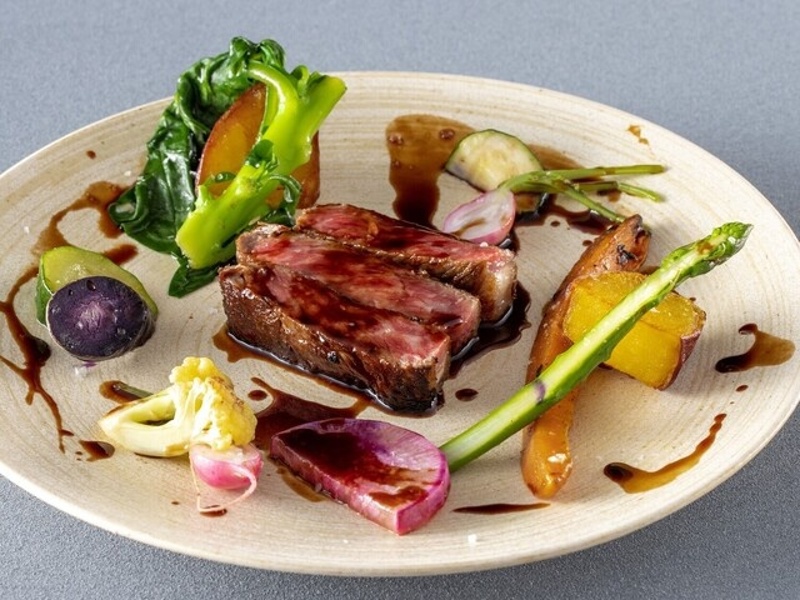 和牛サーロインステーキと有機野菜 