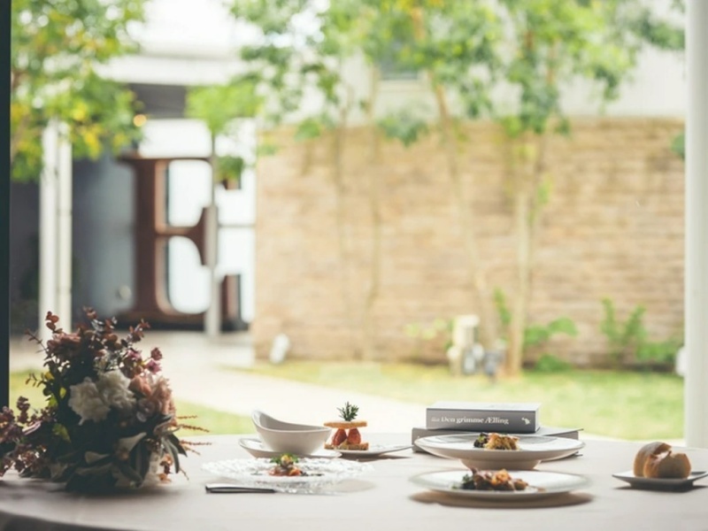 緑豊かなガーデンに設えられたテーブル席。自然光と植物に包まれた開放的な空間で、特別なひとときをお過ごしいただけます。