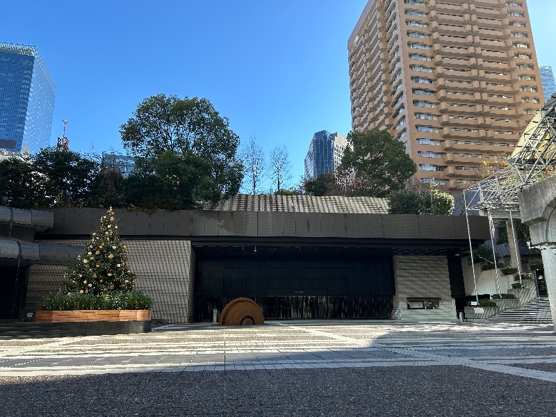 目の前にはサントリーホールとアーク・カラヤン広場