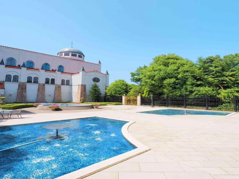 【外観】
季節の花々や緑が溢れ非日常を感じれる施設
大聖堂やガーデンのロケーションが魅力！