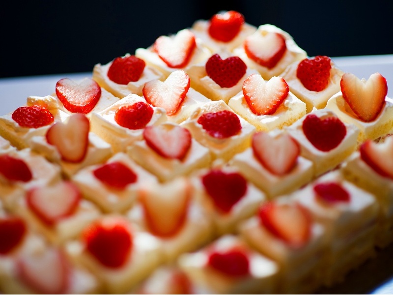 可愛らしいウェディングケーキやスイーツも大好評。さまざまなリクエストも可能です