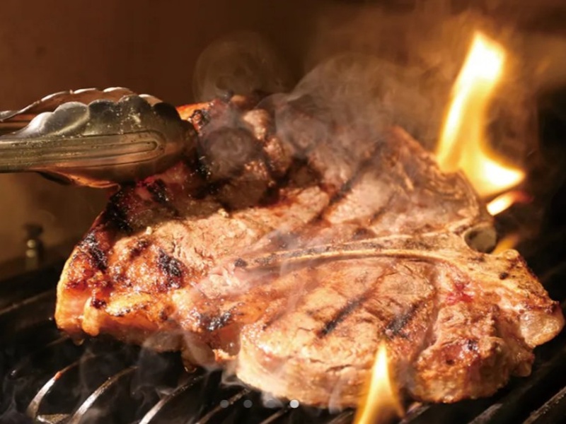 【お料理】
溶岩石(LAVAROCK)でじっくりと焼き上げる絶品グリル料理。