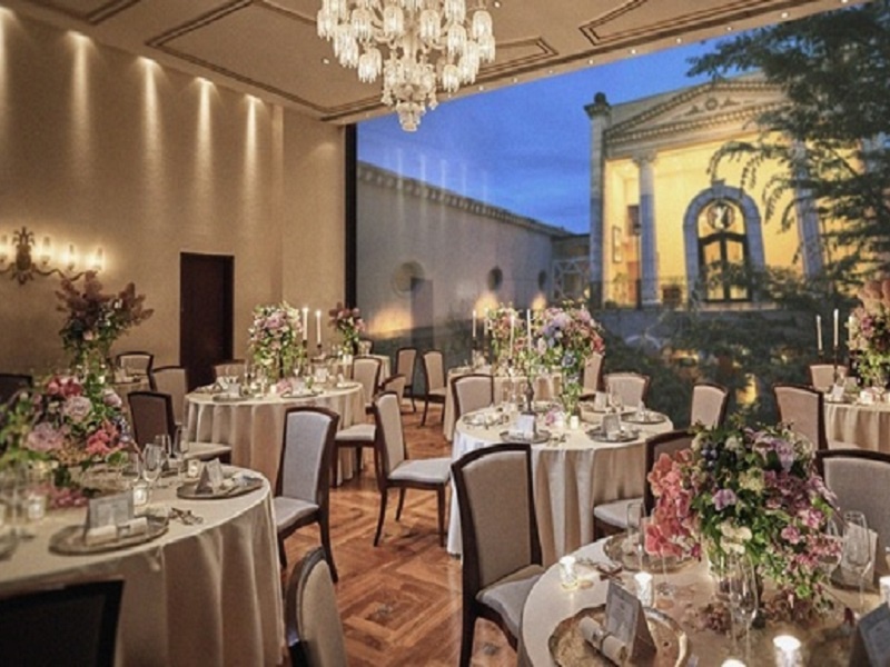 【レストランVITRA】
バカラ製のシャンデリア煌めく、花嫁が輝くための華やかなパーティ会場