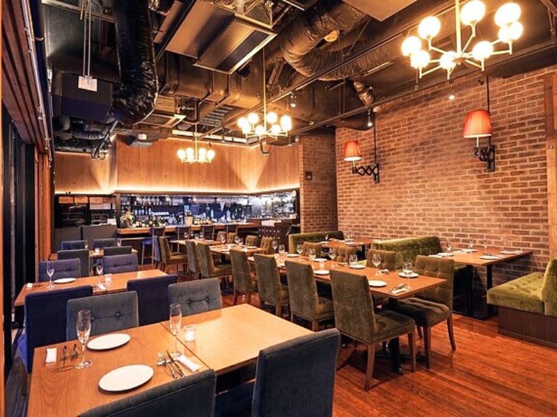 着席70名様ご利用可能。家具は可動式で、ご希望に応じたレイアウトをお作り可能。