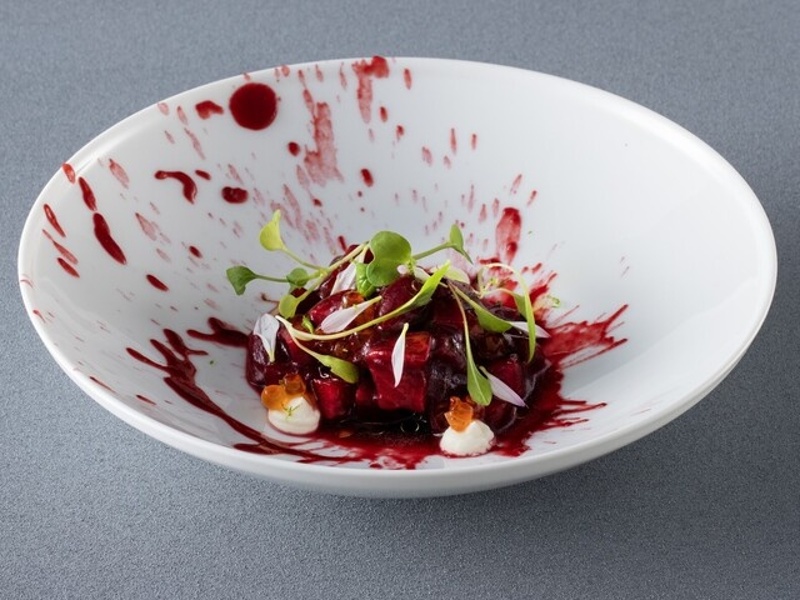 サーモンマリネ　ビーツのソース