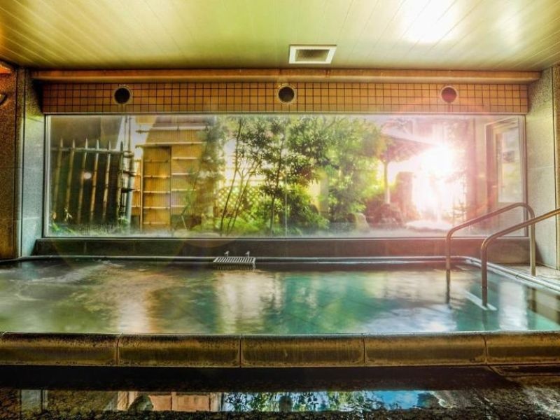 大浴場
温泉成分の炭酸水素ナトリウムは、お肌に優しい美人の湯。手足を伸ばして、ごゆっくりとお過ごしください。