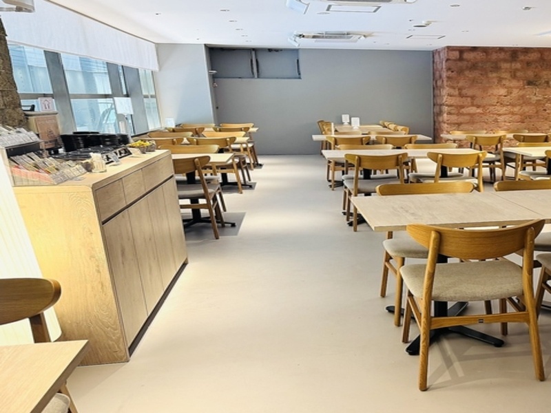 着席80名、立食パーティーは150名可能な広い空間
店内からは、久屋大通り公園の木々が広がる景観、そして広いバリアフリー空間は ゆったりと過ごす、また大人数の宴会パーティーにもおすすめです