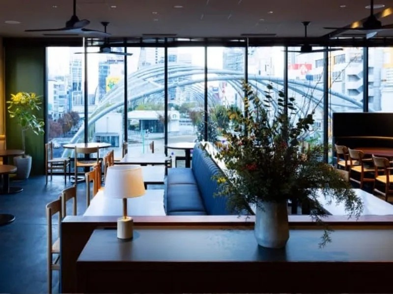 大きな窓から光が差し込み明るく開放感のある店内