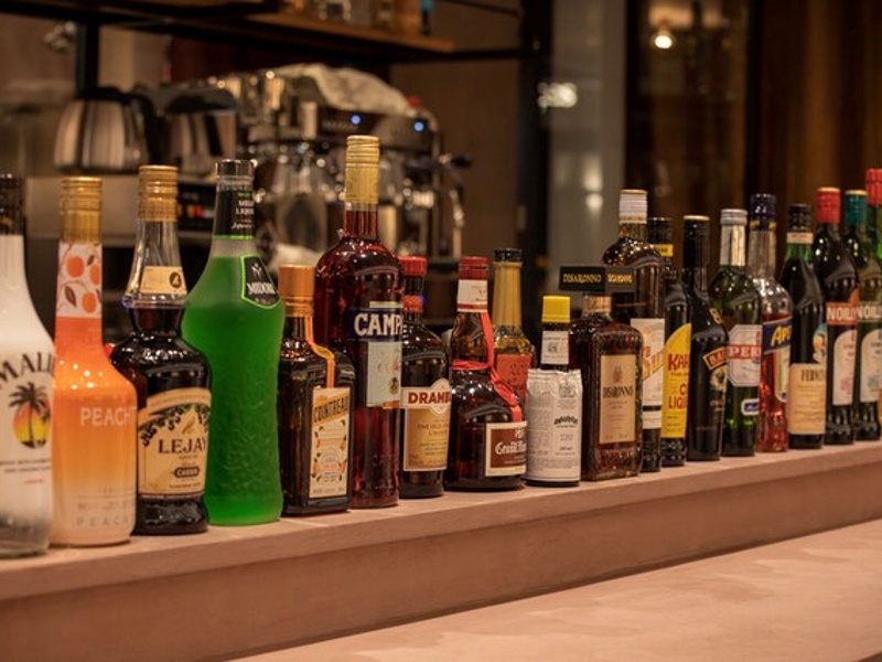 秀逸なスペインワインが揃う本格バル。ソムリエ厳選ワインと料理のマリアージュをお楽しみください。