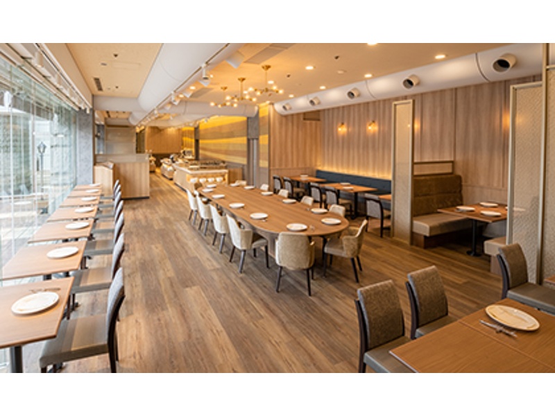 レストラン セリーナ（63席）明るい窓からやさしい光が差し込むレストランです。