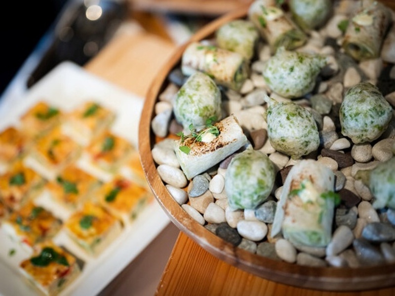 ワインやカクテルに合わせた多彩なイタリアン料理。生ハムとチーズの盛り合わせ、モルタデッラ、カルパッチョなど、バースタイルでつまめる一品から本格パスタまで幅広くご用意。