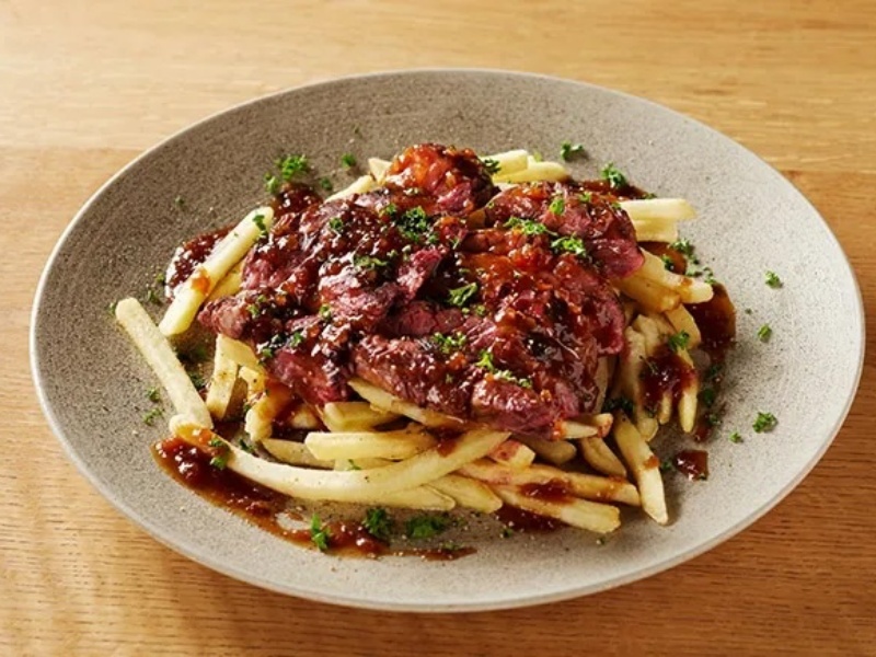 【お料理(例)】
アペタイザーや、溶岩石でグリルしたジューシーで香り豊かなお肉などを、お酒とともにお楽しみください。