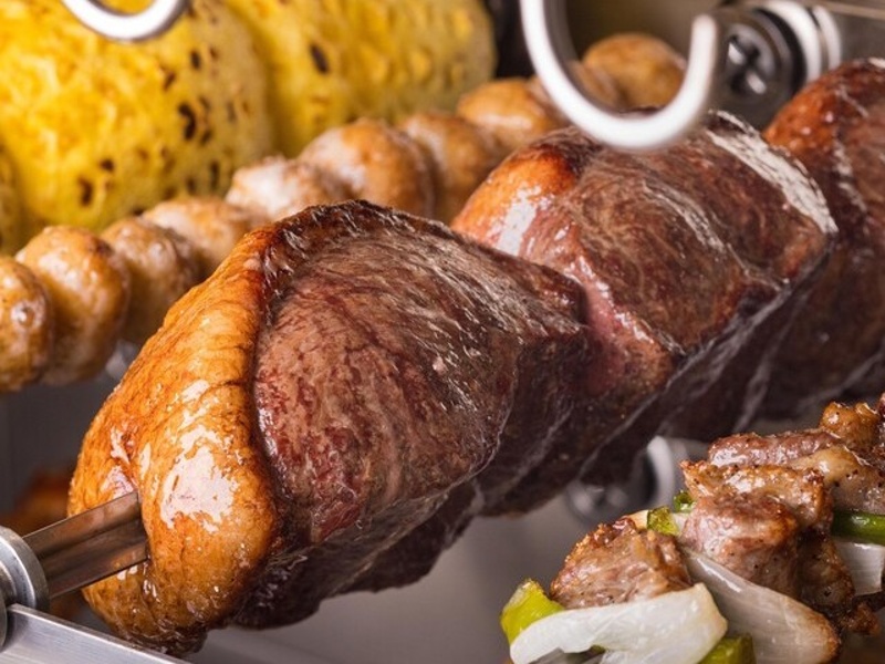 テーマパークのようなワクワク感！焼きたて塊肉のシュラスコ食べ放題で記憶に残る結婚式二次会を演出いたします。