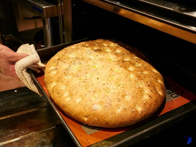毎日オーブンで焼き上げる自家製フォカッチャは、シェフがトスカーナ修行時代に身につけた、上質なオリーブオイル香る伝統レシピ。ランチ&ディナータイムとも、お好きなだけお召し上がりいただけます。お気軽にお申し付けください!
