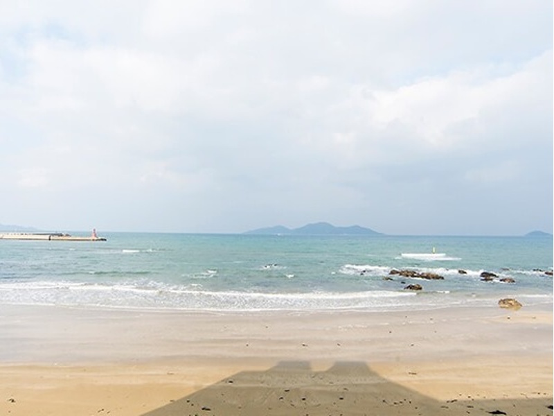 ロビー奥の出入口から砂浜に降り、海辺の散歩も愉しめます。