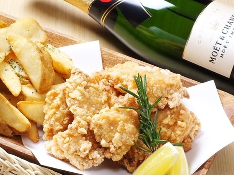 おつまみにもぴったり♪

あつあつのフライドポテトはお酒との相性抜群！その他にも唐揚げやミックスナッツ、生ハムなどもご用意！食べ飲みながらダーツやカラオケをお楽しみいただけます♪