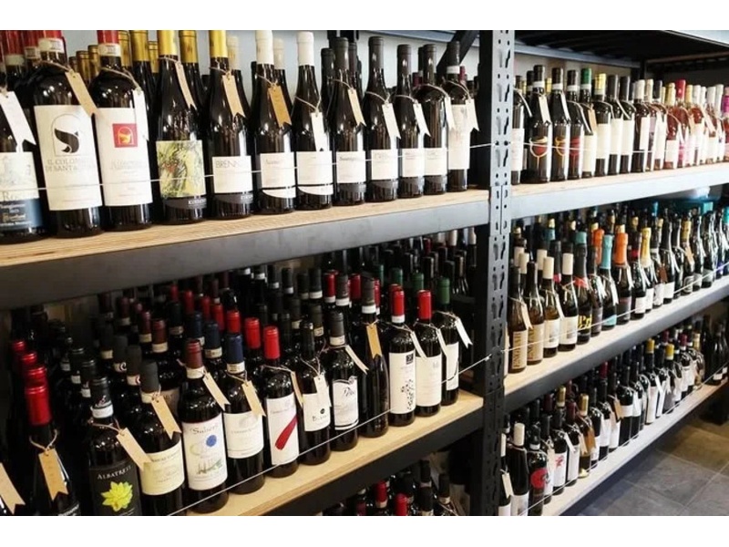 WINE　VINOMONDOは、イタリアワインのプロ、Vino Hayashiが手がける店。レアな銘柄や土着のワインまで、しっかり揃っています。