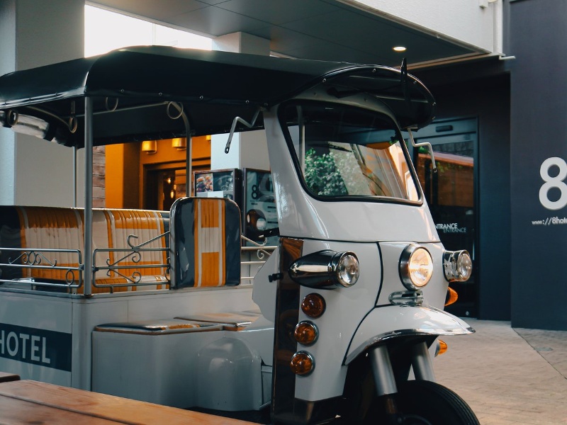 トゥクトゥクでビーチまでご案内