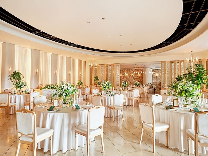 【ロワイヤルブラン】
最大収容人数：着席120名(立食150名)

白を基調とした室内をヨーロッパの宮殿をイメージしたインテリアで飾り品格漂うクラシックスタイルのパーティスペース。