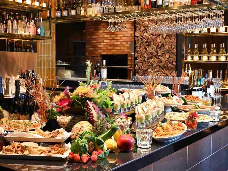 立体的でフォトジェニックなビュッフェテーブル