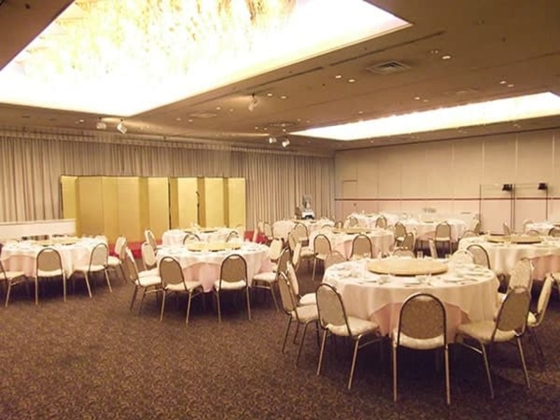 【宴会場】7F：黄金の間
新郎新婦様とゲストの皆様の人数やスタイルに合わせて柔軟なレイアウトが可能です。