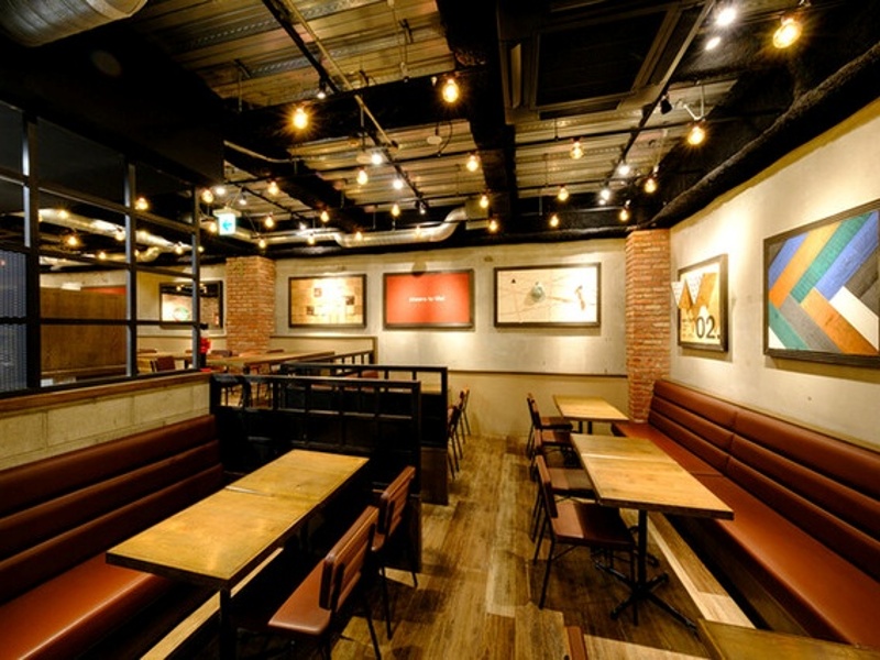 落ち着いたトーンの上質な空間で、思わず長居したくなる居心地の良さが自慢。吉祥寺の隠れ家ビアホールで、特別なひとときをお過ごしください。