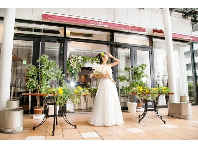 夜は夜景を見ながら料理を楽しんで頂けるテラスもご用意しております。