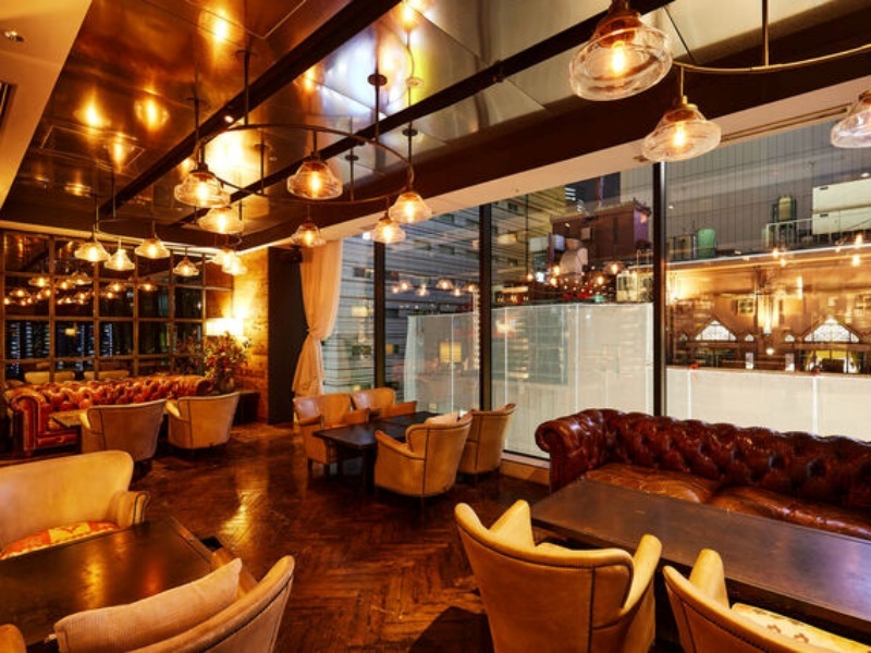 温かみのある照明とレザーソファが心地よい寛ぎの空間。大切な方とのひとときや、特別なシーンにもご利用いただけます。