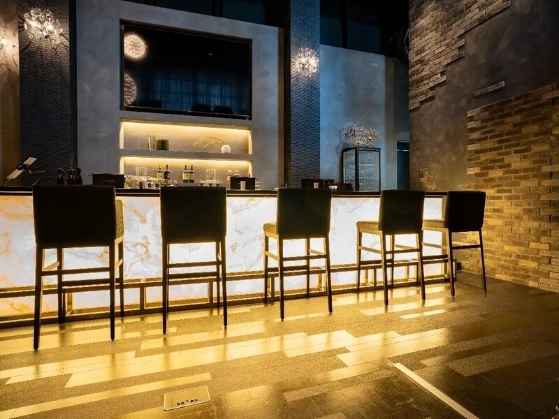 スタッフさんとの会話も楽しめるカウンター席。お一人様・デートにご利用頂けます。女性でも安心してご利用いただけます♪ドリンクの種類も豊富なのでお気に入りの1杯が見つかるはず!