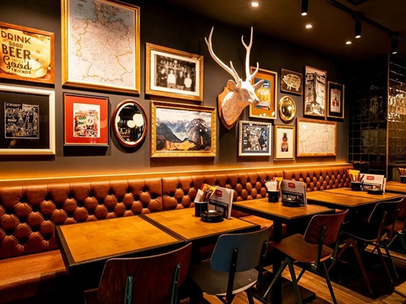 ソファー席も完備した落ち着きのある空間で、ゲスト全員がリラックスして楽しめる二次会を。貸切対応でプライベートな時間をお過ごしいただけます。