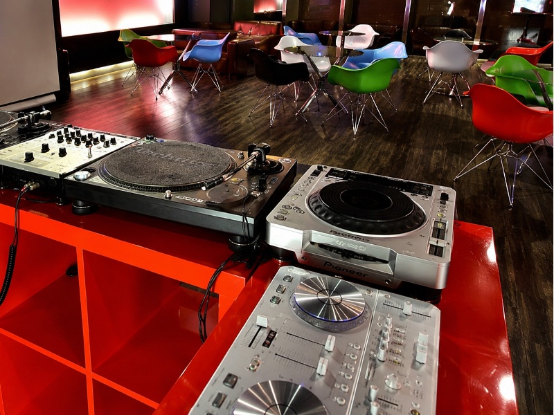 【備品・機器】
DJブースのご用意もございます。