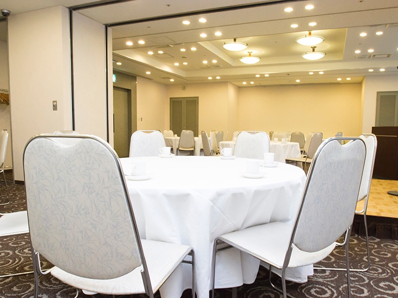 大人数でのパーティー利用ですと、ホテル内にあるホール会場にてご利用いただけます。
お客様のご利用用途に合わせてテーブルレイアウトも変更可能です。